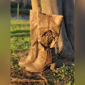 Muk-Luk Lukees women’s size 8 boot